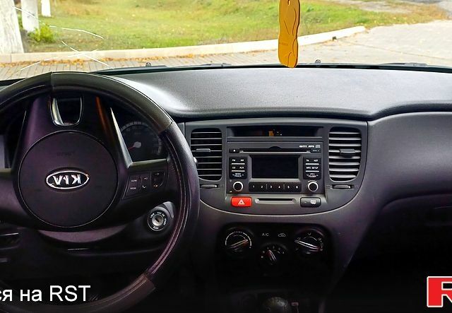 Серый Киа Рио, объемом двигателя 1.4 л и пробегом 69 тыс. км за 5699 $, фото 3 на Automoto.ua