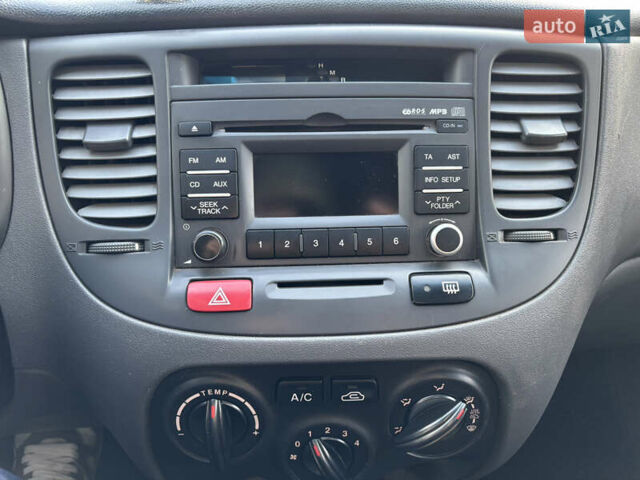 Серый Киа Рио, объемом двигателя 1.4 л и пробегом 167 тыс. км за 5100 $, фото 5 на Automoto.ua