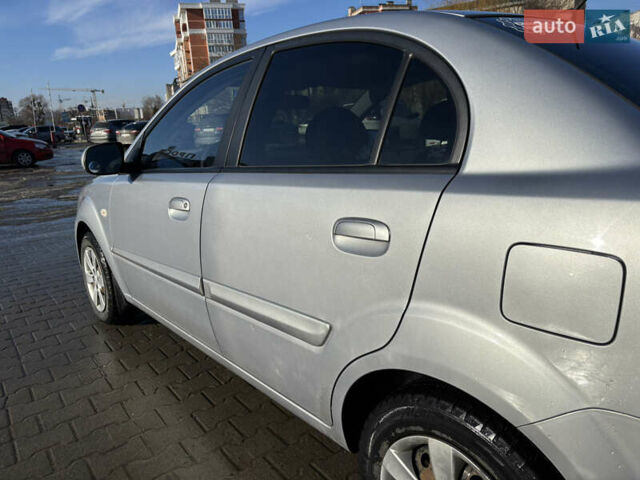 Серый Киа Рио, объемом двигателя 1.4 л и пробегом 138 тыс. км за 6000 $, фото 3 на Automoto.ua