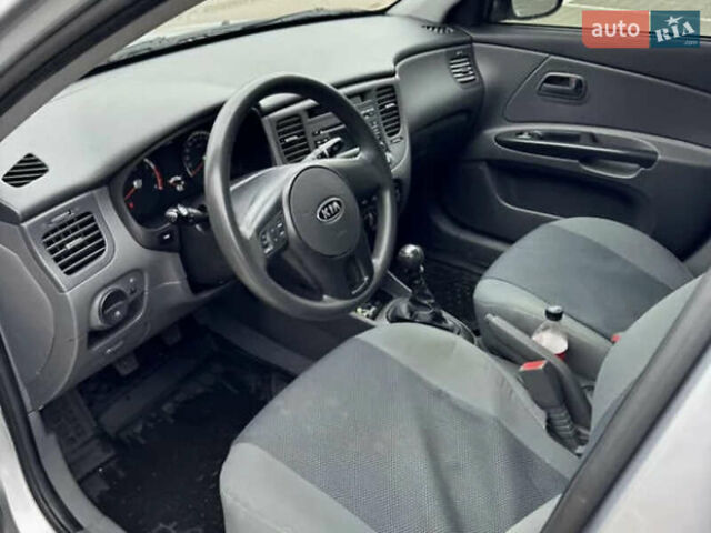 Серый Киа Рио, объемом двигателя 1.4 л и пробегом 130 тыс. км за 7800 $, фото 2 на Automoto.ua