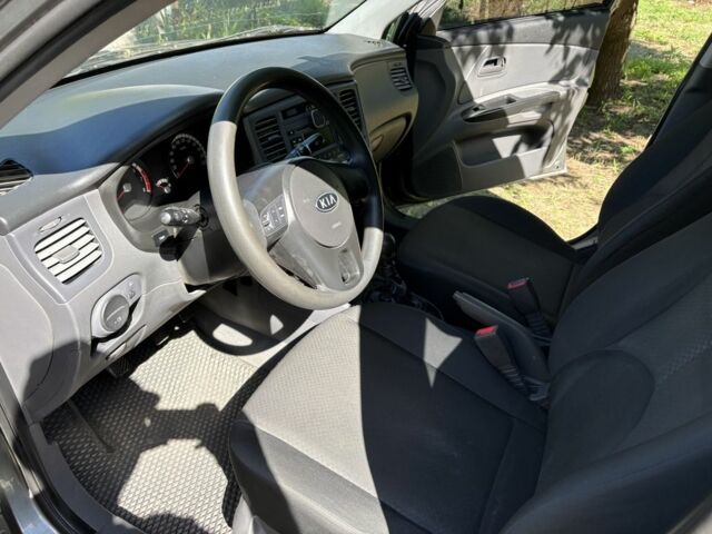 Серый Киа Рио, объемом двигателя 1.4 л и пробегом 167 тыс. км за 5500 $, фото 5 на Automoto.ua