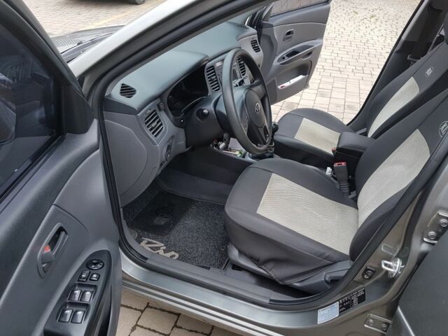 Серый Киа Рио, объемом двигателя 0 л и пробегом 184 тыс. км за 6371 $, фото 3 на Automoto.ua