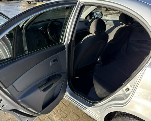 Серый Киа Рио, объемом двигателя 1.4 л и пробегом 138 тыс. км за 6000 $, фото 10 на Automoto.ua
