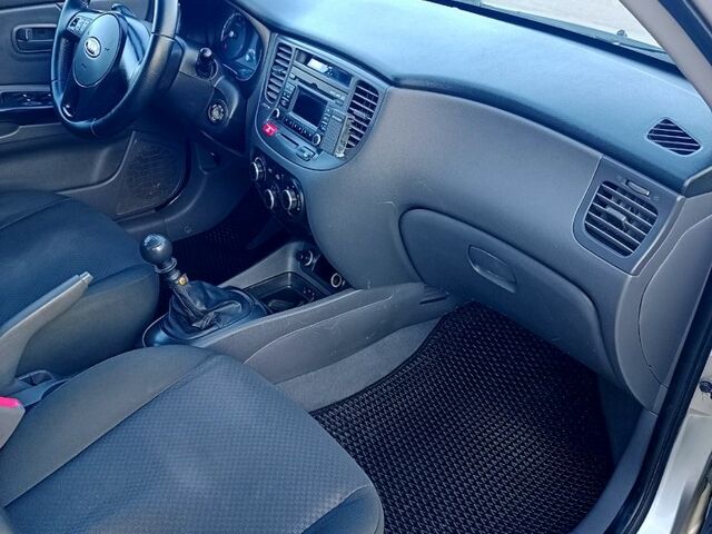 Сірий Кіа Ріо, об'ємом двигуна 1.4 л та пробігом 180 тис. км за 4699 $, фото 9 на Automoto.ua