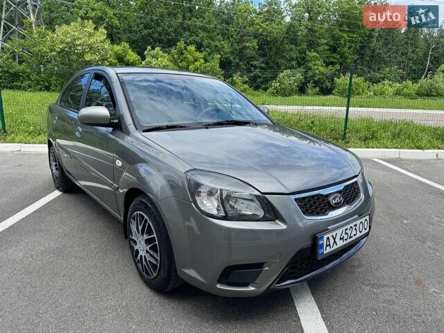 Серый Киа Рио, объемом двигателя 1.4 л и пробегом 195 тыс. км за 5250 $, фото 2 на Automoto.ua