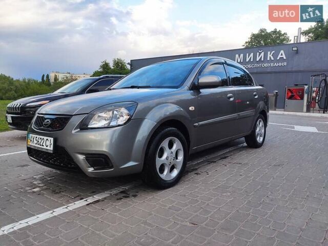 Серый Киа Рио, объемом двигателя 1.4 л и пробегом 226 тыс. км за 5200 $, фото 1 на Automoto.ua