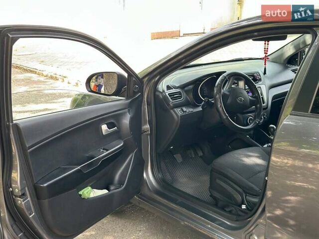 Серый Киа Рио, объемом двигателя 1.4 л и пробегом 190 тыс. км за 7100 $, фото 4 на Automoto.ua