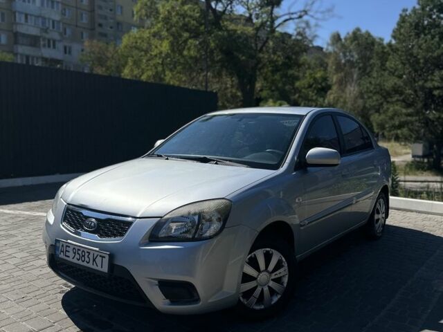 Серый Киа Рио, объемом двигателя 1.4 л и пробегом 180 тыс. км за 4211 $, фото 4 на Automoto.ua