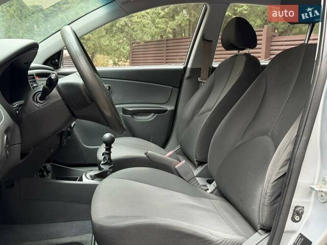 Серый Киа Рио, объемом двигателя 1.4 л и пробегом 89 тыс. км за 4200 $, фото 10 на Automoto.ua