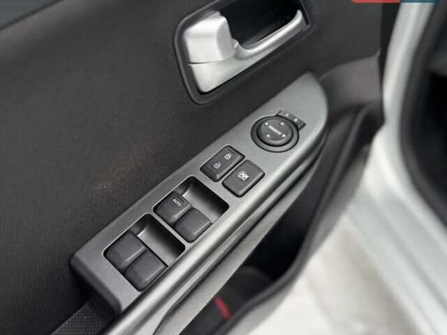 Серый Киа Рио, объемом двигателя 1.6 л и пробегом 180 тыс. км за 8950 $, фото 25 на Automoto.ua
