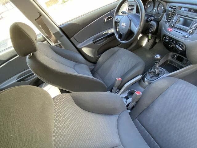 Сірий Кіа Ріо, об'ємом двигуна 1.4 л та пробігом 200 тис. км за 5700 $, фото 6 на Automoto.ua