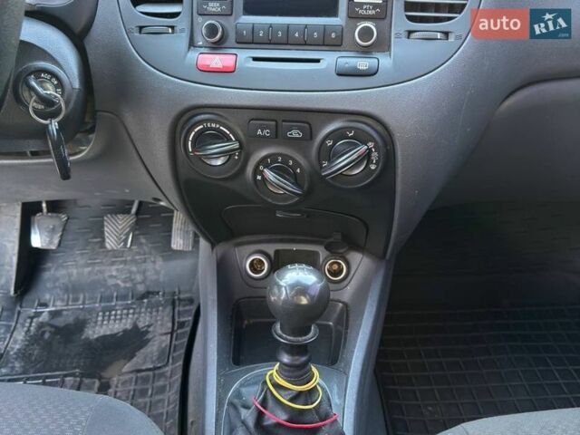 Сірий Кіа Ріо, об'ємом двигуна 1.4 л та пробігом 300 тис. км за 5500 $, фото 17 на Automoto.ua
