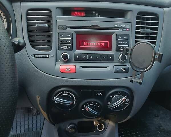 Сірий Кіа Ріо, об'ємом двигуна 1.4 л та пробігом 147 тис. км за 5500 $, фото 9 на Automoto.ua