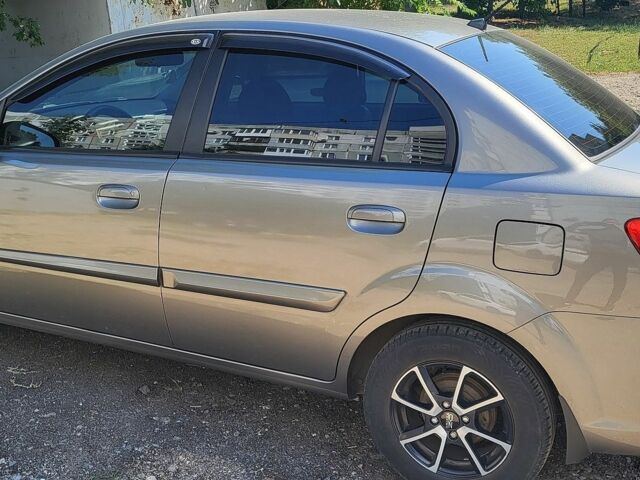 Серый Киа Рио, объемом двигателя 1.4 л и пробегом 90 тыс. км за 5000 $, фото 2 на Automoto.ua
