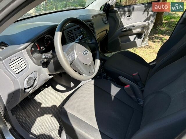 Сірий Кіа Ріо, об'ємом двигуна 1.4 л та пробігом 167 тис. км за 5500 $, фото 9 на Automoto.ua