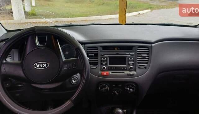 Серый Киа Рио, объемом двигателя 1.4 л и пробегом 69 тыс. км за 5699 $, фото 2 на Automoto.ua