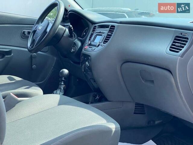 Серый Киа Рио, объемом двигателя 1.4 л и пробегом 80 тыс. км за 5000 $, фото 13 на Automoto.ua