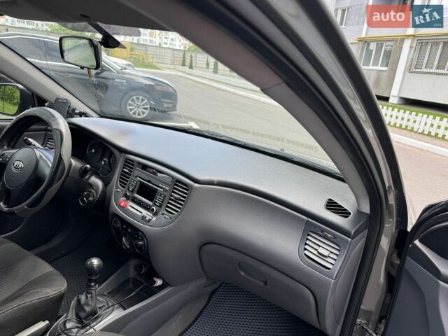 Сірий Кіа Ріо, об'ємом двигуна 1.4 л та пробігом 195 тис. км за 5250 $, фото 10 на Automoto.ua