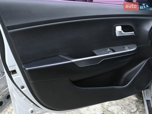 Серый Киа Рио, объемом двигателя 1.4 л и пробегом 247 тыс. км за 5800 $, фото 7 на Automoto.ua
