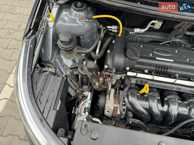 Серый Киа Рио, объемом двигателя 1.59 л и пробегом 180 тыс. км за 4900 $, фото 12 на Automoto.ua