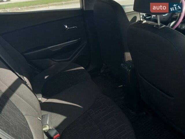 Серый Киа Рио, объемом двигателя 1.59 л и пробегом 180 тыс. км за 8000 $, фото 2 на Automoto.ua