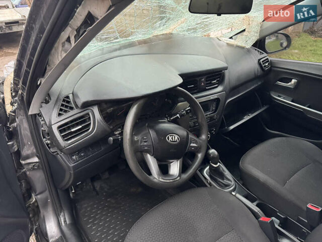 Серый Киа Рио, объемом двигателя 1.4 л и пробегом 250 тыс. км за 1950 $, фото 15 на Automoto.ua