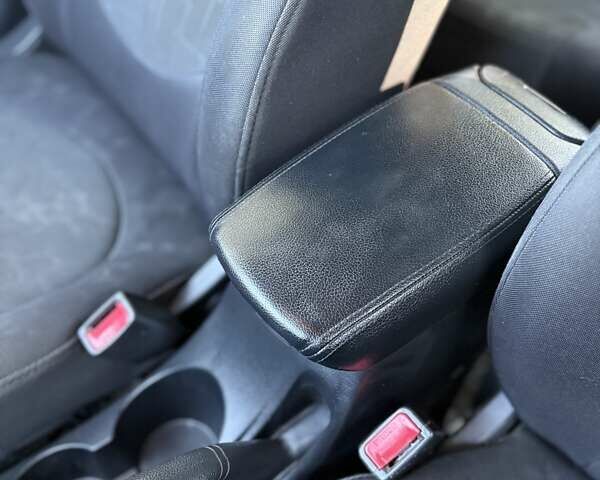 Серый Киа Рио, объемом двигателя 1.6 л и пробегом 121 тыс. км за 7200 $, фото 13 на Automoto.ua