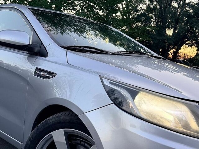 Серый Киа Рио, объемом двигателя 1.4 л и пробегом 230 тыс. км за 7000 $, фото 1 на Automoto.ua