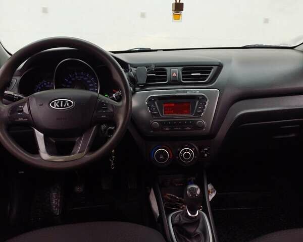 Серый Киа Рио, объемом двигателя 1.4 л и пробегом 155 тыс. км за 5600 $, фото 4 на Automoto.ua