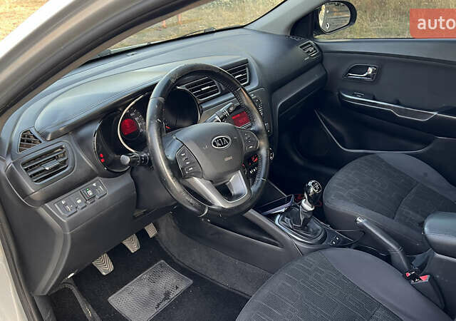 Серый Киа Рио, объемом двигателя 1.6 л и пробегом 300 тыс. км за 5300 $, фото 14 на Automoto.ua