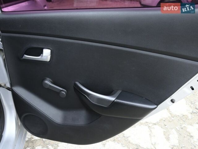 Серый Киа Рио, объемом двигателя 1.4 л и пробегом 247 тыс. км за 5800 $, фото 18 на Automoto.ua