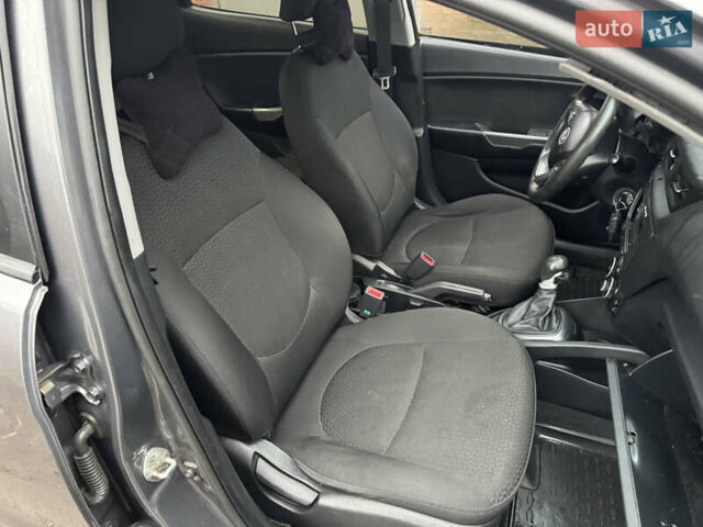 Серый Киа Рио, объемом двигателя 1.4 л и пробегом 250 тыс. км за 1950 $, фото 25 на Automoto.ua