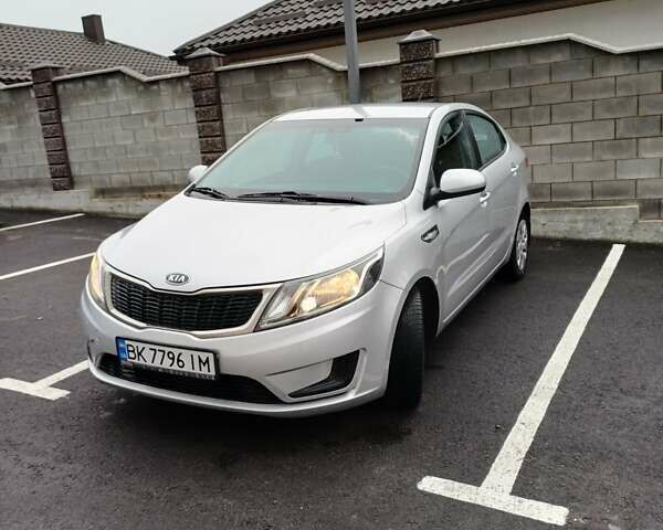 Серый Киа Рио, объемом двигателя 1.4 л и пробегом 155 тыс. км за 5600 $, фото 1 на Automoto.ua