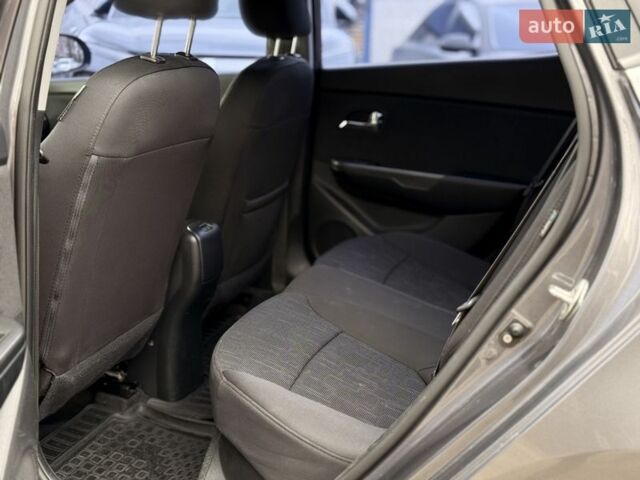 Серый Киа Рио, объемом двигателя 1.59 л и пробегом 180 тыс. км за 7300 $, фото 16 на Automoto.ua
