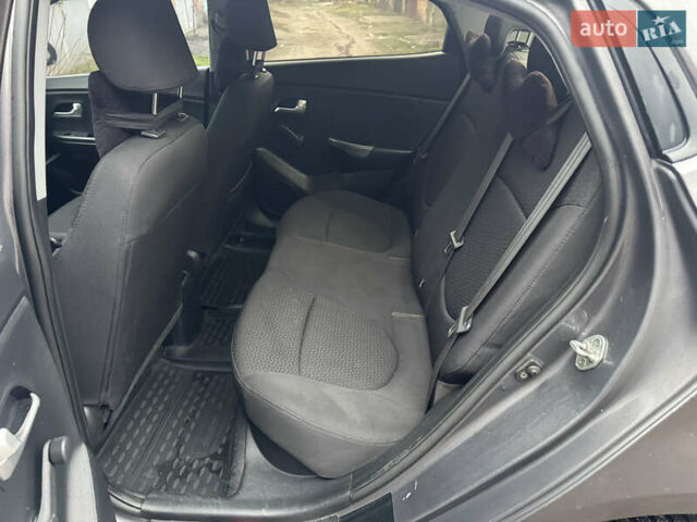 Серый Киа Рио, объемом двигателя 1.4 л и пробегом 250 тыс. км за 1950 $, фото 18 на Automoto.ua