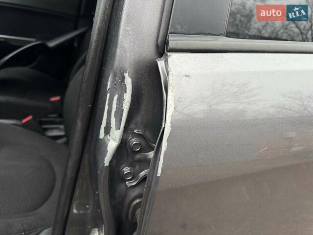 Серый Киа Рио, объемом двигателя 1.4 л и пробегом 250 тыс. км за 1950 $, фото 12 на Automoto.ua