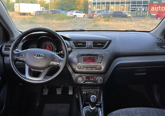 Серый Киа Рио, объемом двигателя 1.6 л и пробегом 300 тыс. км за 5300 $, фото 17 на Automoto.ua