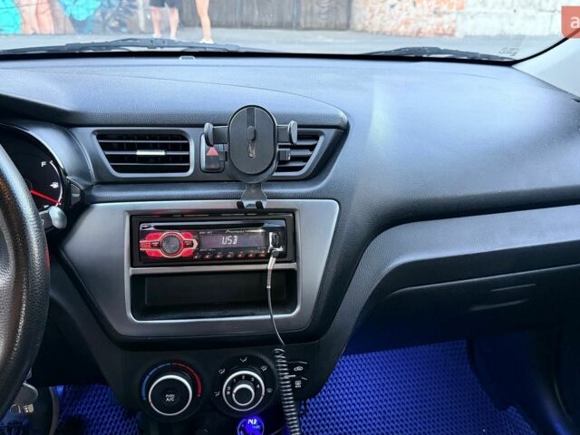 Серый Киа Рио, объемом двигателя 1.4 л и пробегом 230 тыс. км за 7000 $, фото 16 на Automoto.ua