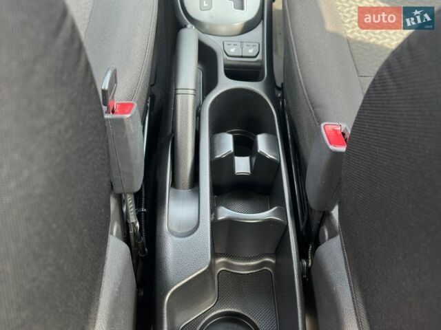 Сірий Кіа Ріо, об'ємом двигуна 1.6 л та пробігом 128 тис. км за 9350 $, фото 12 на Automoto.ua