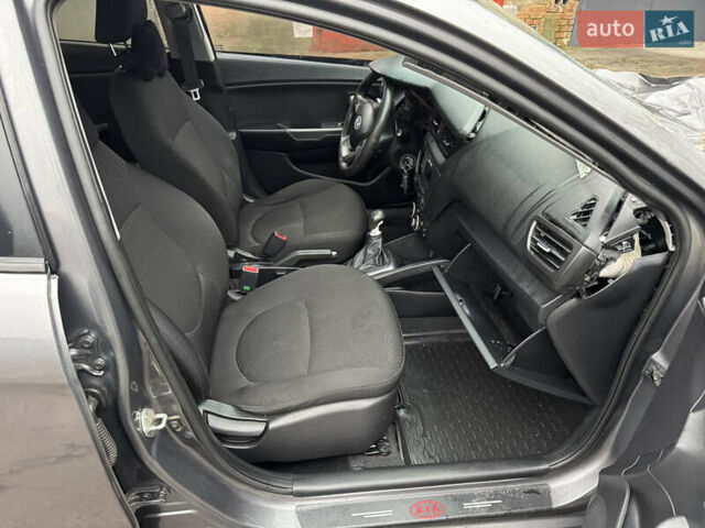 Серый Киа Рио, объемом двигателя 1.4 л и пробегом 250 тыс. км за 1950 $, фото 23 на Automoto.ua