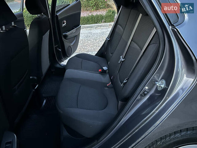 Сірий Кіа Ріо, об'ємом двигуна 1.6 л та пробігом 130 тис. км за 8500 $, фото 5 на Automoto.ua
