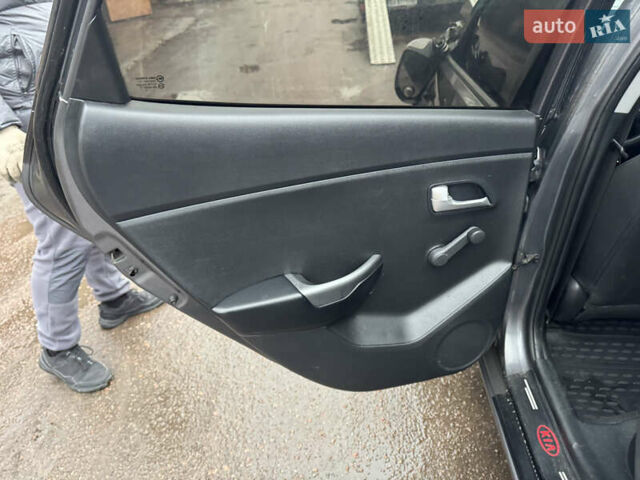 Серый Киа Рио, объемом двигателя 1.4 л и пробегом 250 тыс. км за 1950 $, фото 19 на Automoto.ua