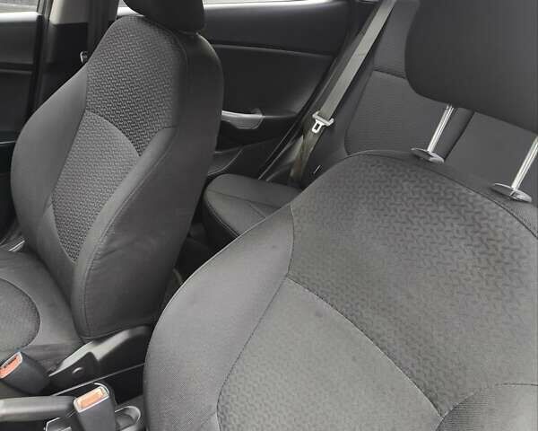 Серый Киа Рио, объемом двигателя 1.4 л и пробегом 132 тыс. км за 6400 $, фото 2 на Automoto.ua
