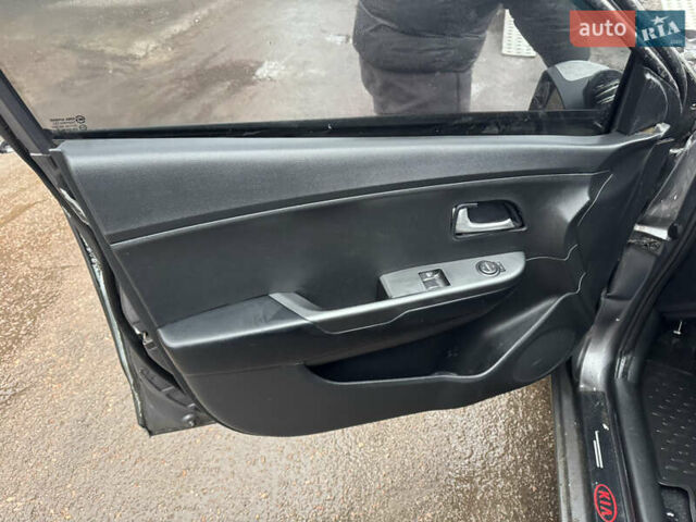 Серый Киа Рио, объемом двигателя 1.4 л и пробегом 250 тыс. км за 1950 $, фото 16 на Automoto.ua