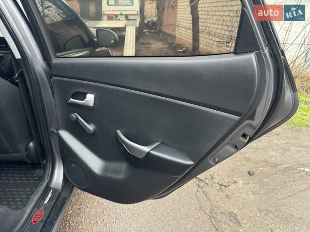 Серый Киа Рио, объемом двигателя 1.4 л и пробегом 250 тыс. км за 1950 $, фото 28 на Automoto.ua