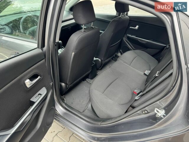 Серый Киа Рио, объемом двигателя 1.59 л и пробегом 180 тыс. км за 4900 $, фото 17 на Automoto.ua
