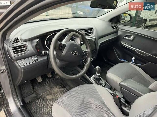 Серый Киа Рио, объемом двигателя 1.4 л и пробегом 223 тыс. км за 5500 $, фото 4 на Automoto.ua