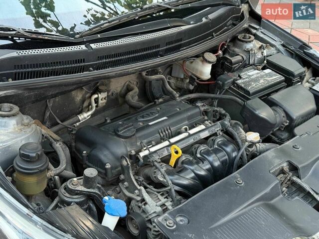Серый Киа Рио, объемом двигателя 1.4 л и пробегом 170 тыс. км за 6000 $, фото 31 на Automoto.ua