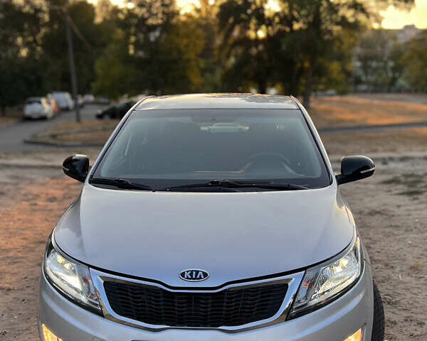 Серый Киа Рио, объемом двигателя 1.6 л и пробегом 300 тыс. км за 5300 $, фото 3 на Automoto.ua