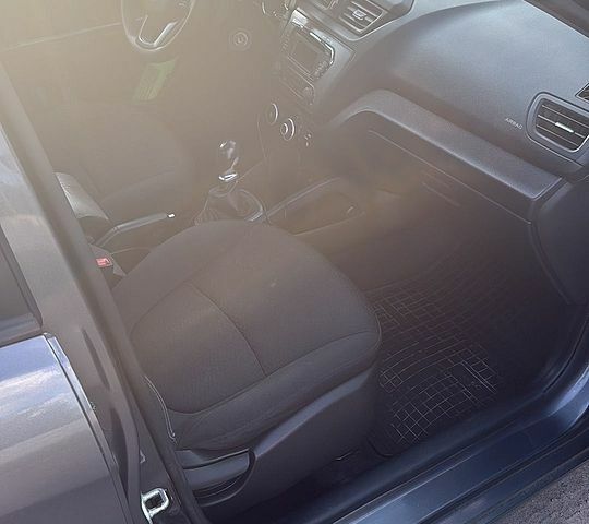 Серый Киа Рио, объемом двигателя 1.4 л и пробегом 220 тыс. км за 7300 $, фото 3 на Automoto.ua